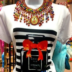 Collar de palma y blusa blanca